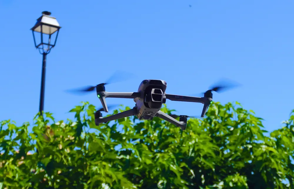 Drone DJI Air 3S en vol au-dessus d'une haie, à Ajaccio