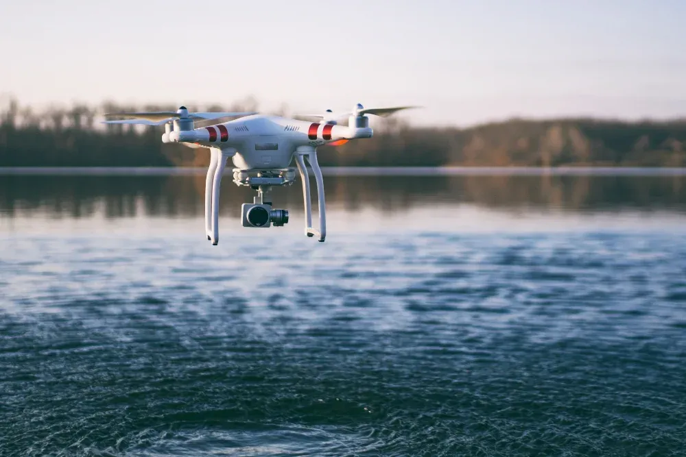 vol de drone à la surface de l'eau